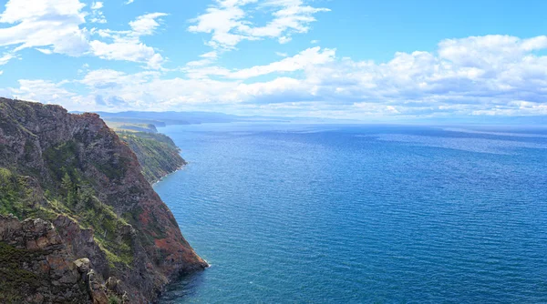 El norte de la isla de Olkhon es la costa del Mar Pequeño — Foto de Stock