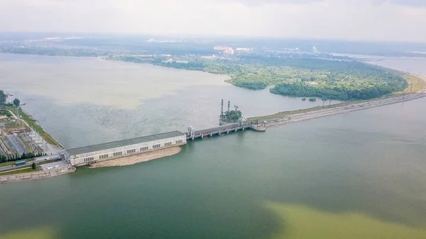 Novosibirsk vattenkraftverk är ett vattenkraftverk vid floden Ob i stadsdelen sovjetiska i den staden Novosibirsk. Det bara vattenkraftverket vid floden Ob, från Dro — Stockfoto