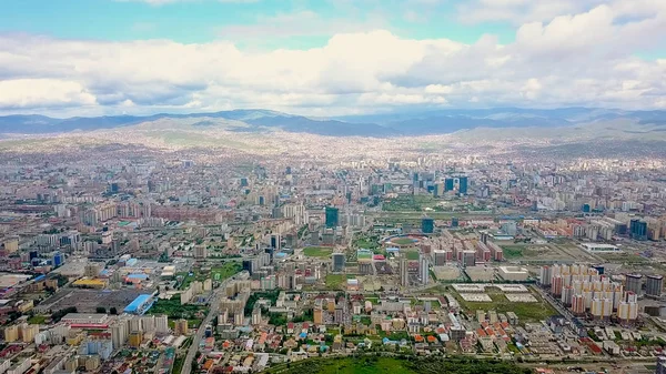 Mongólia, Ulaanbaatar Panorama da cidade a partir de uma visão do olho do pássaro em tempo nublado, De Drone — Fotografia de Stock