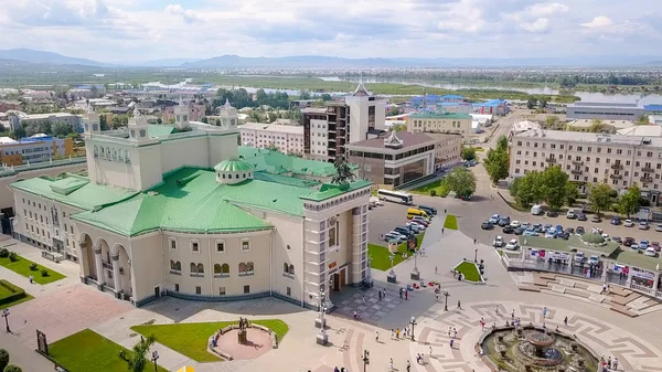 Russie, Ulan-Ude - 03 août 2018 : Théâtre académique d'opéra et de ballet Buryat nommé d'après l'artiste populaire de l'URSS G. Ts. Tsydynzhapov, du drone — Photo