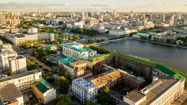 Zentrum der Stadt, Damm, Teich und plotinka. Luftbild ( — Stockfoto