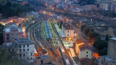 Aksaklık etkisi. Şafakta Roma 'dan trenle varacak. İstasyonu Tivoli. İtalya. Video. UltraHD (4k)