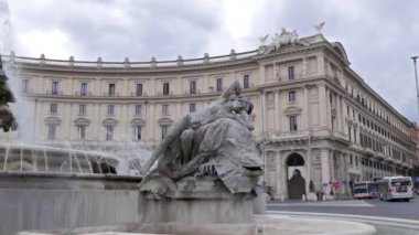 Aksaklık etkisi. Cumhuriyet Meydanı, Çeşme. Roma, Italya-21 Şubat 2015: Roma 'nın merkezinde, Termini Istasyonu 'nun yakınında yer alan. Video. UltraHD (4k)