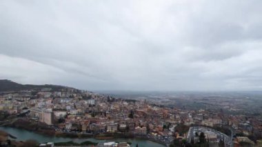 Aksaklık etkisi. Yağmur ile gün batımı, Tivoli, Italya. Timelapse. Video. UltraHD (4k)