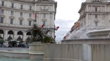 Aksaklık etkisi. Cumhuriyet Plaza Çeşmesi. Roma, Italya-21 Şubat 2015: Roma 'nın merkezinde, Termini Istasyonu 'nun yakınında yer alan. Video. UltraHD (4k)
