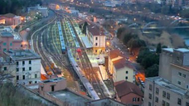 Aksaklık etkisi. Roma 'ya giden tren. İstasyonu Tivoli. İtalya. Video. UltraHD (4k)