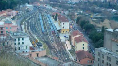 Aksaklık etkisi. Tivoli 'den Roma 'daki tren istasyonunun kalkış. İtalya. Video. UltraHD (4k)
