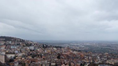 Aksaklık etkisi. Gün batımında yağmurda şehir. Zoom. Tivoli, Italya. Video