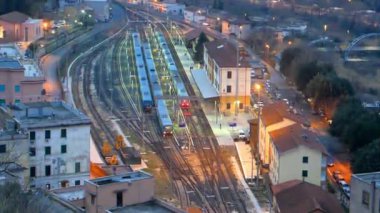 Aksaklık etkisi. Şafakta Roma 'ya kalkış treni. İstasyonu Tivoli. İtalya. Video
