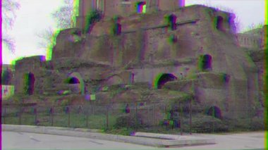 Aksaklık etkisi. Giardini Nicola Calipari 'daki harabeleri. Roma, Italya. Video. UltraHD (4k)