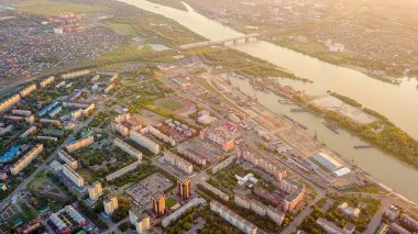 Omsk şehir ve irtiş Nehri günbatımı sırasında görünümünü. Rusya'dan Dron 