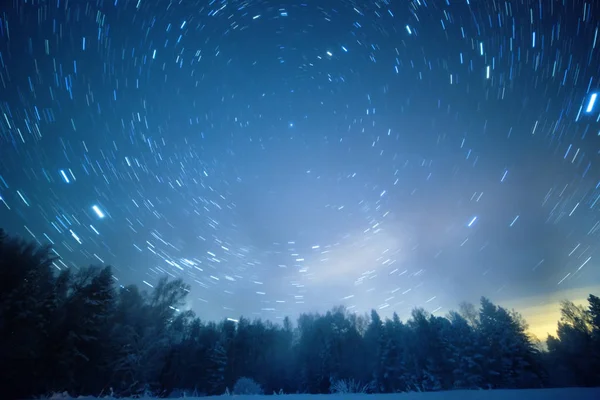 El cielo estrellado gira alrededor de la estrella polar. Deja rastros en la f — Foto de Stock