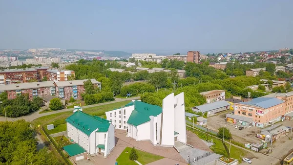 Russia, Irkutsk - 27 luglio 2018: Cattedrale del Cuore Immacolato della Madre di Dio. Chiesa cattolica, chiesa protestante. Stile architettonico - Costruttivismo, Da Dron — Foto Stock