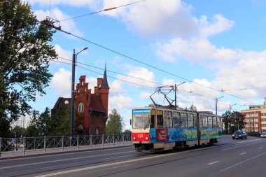 Rusya, Kaliningrad - 25 Eylül 2018: Tramvaya yüksek işleniyor