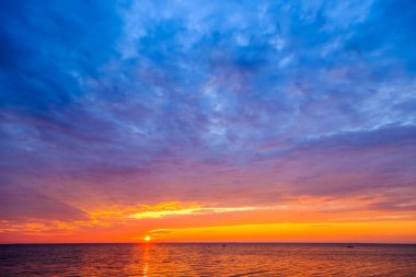 Defne Posolskiy Sor. Günbatımı üzerinde Deniz Baykal, Rusya, Buryatia