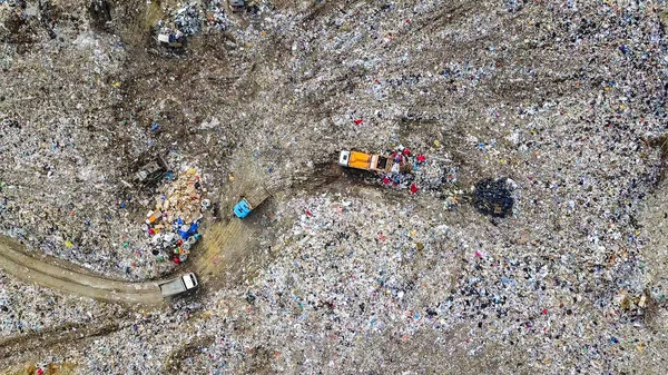Autocarri della spazzatura scaricano spazzatura in una discarica nelle vicinanze della città di Ekaterinburg, Russia, Dal drone, Testa oltre sparare — Foto Stock