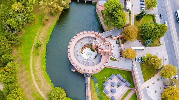 Rússia, Kaliningrado. Torre da fortaleza que data de meados do século XIX. Localizado no centro de Kaliningrado na costa do lago Verkhneye, De Drone — Fotografia de Stock