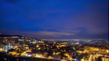 Aksaklık etkisi. Şafakta şehrin ışıkları. Tivoli, Italya. Zaman atlamalı. Video. UltraHD (4k)