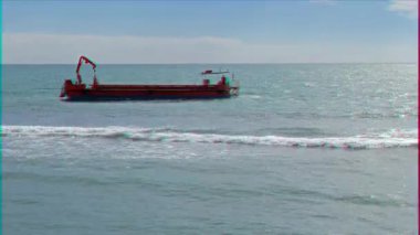 Aksaklık etkisi. Denizde kırmızı mavna. Ostia, Italya. Video