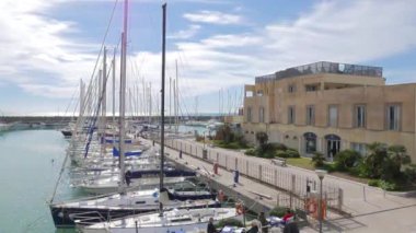 Aksaklık etkisi. Ostia limanında Yatlar, Italya-26 Şubat 2015: Roma 'nın deniz kapıları. Ostia kasabası Roma 'dan uzak değil. Video. UltraHD (4k)