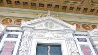 Aksaklık etkisi. Surların dışındaki St. Paul Bazilikası 'nın kapıları. Roma, Italya. Video