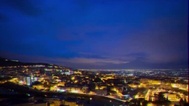 Aksaklık etkisi. Şafakta şehir Tivoli, Italya. Zaman atlamalı. Video. UltraHD (4k)