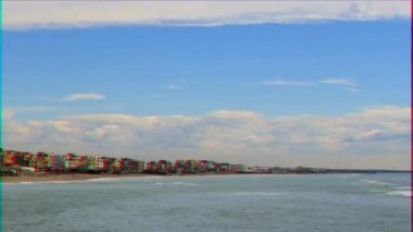 Aksaklık etkisi. Ostia, Roma, Italya 'nın kıyı şeridi üzerinde bulutlar. Timelapse. Video. UltraHD (4k)