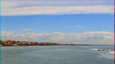 Aksaklık etkisi. Sahildeki bulutlar. Ostia, Roma, Italya. Zaman atlamalı. Video. UltraHD (4k)