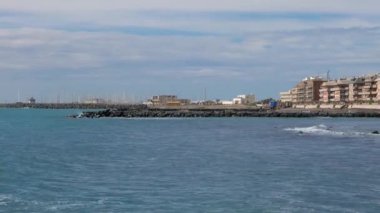 Aksaklık etkisi. Sahil. Ostia, Italya. Video. UltraHD (4k)