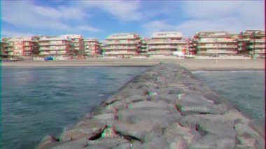 Aksaklık etkisi. Sahildeki evler. Ostia, Italya. Video. UltraHD (4k)