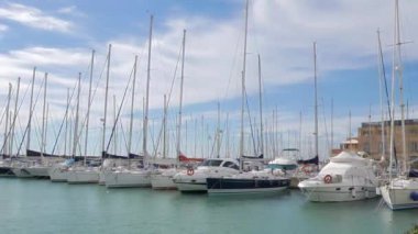 Aksaklık etkisi. Ostia limanında Yatlar, Italya-26 Şubat 2015: Roma 'nın deniz kapıları. Ostia kasabası Roma 'dan uzak değil. Video. UltraHD (4k)