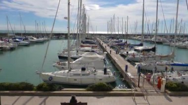 Aksaklık etkisi. Ostia limanında Yatlar, Italya-26 Şubat 2015: Roma 'nın deniz kapıları. Ostia kasabası Roma 'dan uzak değil. Video. UltraHD (4k)