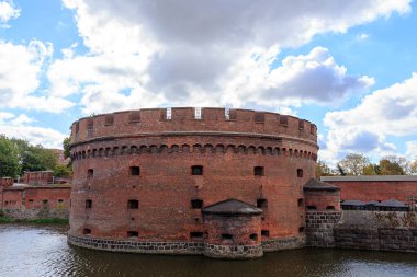 Rusya, Kaliningrad. Orta on dokuz kalma kale kule
