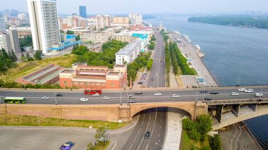 Rusya, Krasnoyarsk - 22 Temmuz 2018: Tiyatro Meydanı. Ortak köprü. Krasnoyarsk, Dron üzerinden şehir panoraması 