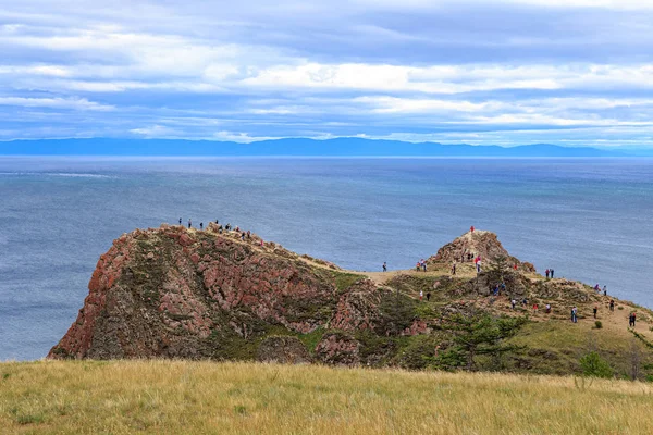 Russia, Baikal, Olkhon. I turisti a Cape Shunte ammirano il lago Baik — Foto Stock