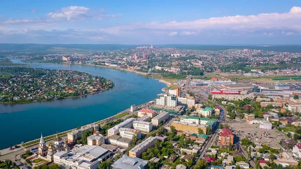 俄罗斯, 伊尔库茨克。从鸟类飞行高度的城市和安加拉河的全景, 从德龙 — 图库照片
