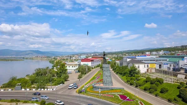 Rusko, Ulan-Ude-03 srpna 2018: Pohostinní Burjatsko. Památník, sochařství. Nainstalován na břehu řeky Selenga, z Drone — Stock fotografie