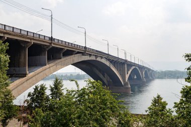 Krasnoyarsk - ortak köprü Yenisey Nehri Köprüsü. Rusya