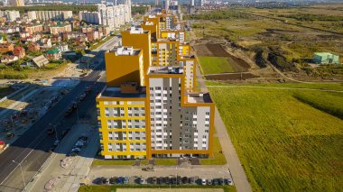 Yekaterinburg şehrinin yeni bir bölgesinde yeni binalar. Evlerin, parkların inşaatı. Birkaç yeni evin üzerinden hızlı bir uçuş. Rusya, Drone 'dan