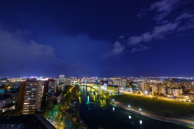 Gece Kaliningrad ışıkları. Nehir Pregolya, setin 