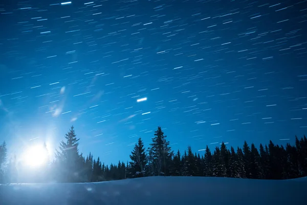 Céu estrelado no fundo de abetos. Lua erguida. Trânsito de licença — Fotografia de Stock