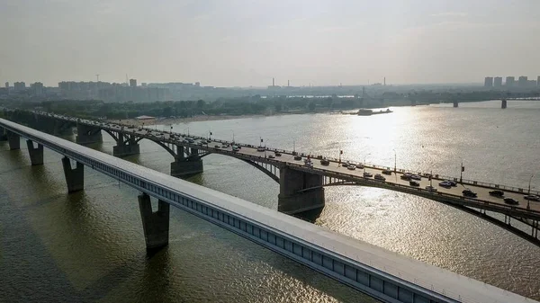 Metro Köprüsü ve toplumsal Köprüsü. Novosibirsk şehir panoraması. Nehirde OB Rusya, Dron üzerinden görüntülemek — Stok fotoğraf