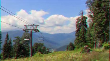 Aksaklık etkisi. Kablo asansörü. Zaman atlamalı. Plateau Laura, Sochi, Rusya. Video. UltraHD (4k)