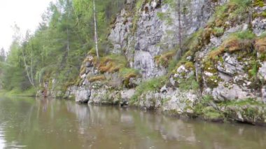 Aksaklık etkisi. Kayalıkların üzerindeki yosun, Serga Nehri, Urals, Rusya. Video. UltraHD (4k)