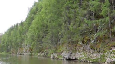 Aksaklık etkisi. Kayalıkların boyunca, Serga Nehri, Urals, Rusya. Video. UltraHD (4k)