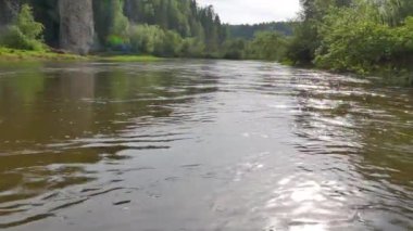 Aksaklık etkisi. Serga nehrinin suyu, Rusya. Video. UltraHD (4k)