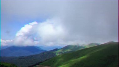 Aksaklık etkisi. Bulutların içinde. Dağları. Timelapse. Rosa Khutor. Soçi, Rusya. Video. UltraHD (4k)