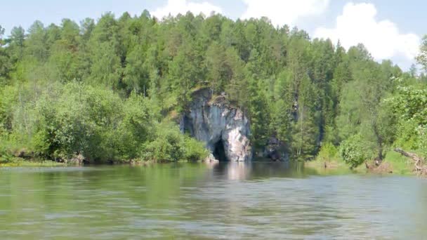 Efecto Fallo Técnico Cabeza Roca Bebiendo Caballo Río Serga Urales — Vídeos de Stock