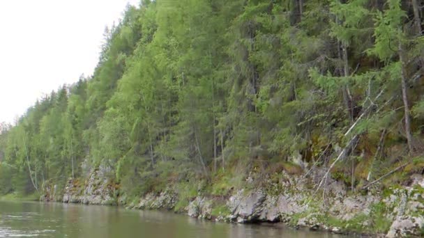 Effet scintillant. Le long des falaises, rivière Serga, Oural, Russie. Vidéo. UltraHD (4K )