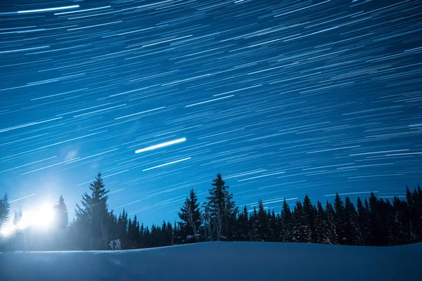 Sternenhimmel im Hintergrund der Tannen. Mondaufgang. Trac verlassen — Stockfoto